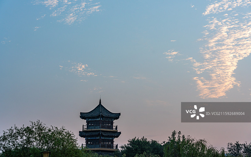 山东聊城东昌湖景区日出朝霞下的古代建筑楼阁图片素材