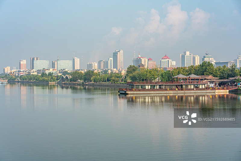 山东聊城东昌湖自然风光与城市建筑倒影景观图片素材