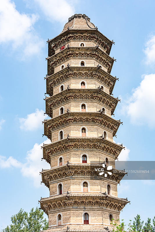航拍视角高视角下蓝天白云背景下的山东聊城临清运河宝塔舍利宝塔建筑特写镜头图片素材