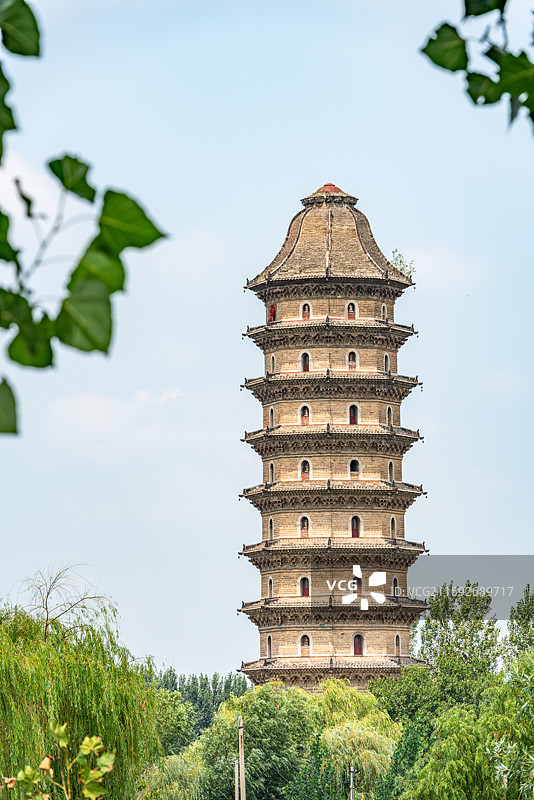 航拍视角高视角下蓝天白云背景下的山东聊城临清运河宝塔舍利宝塔建筑特写镜头图片素材