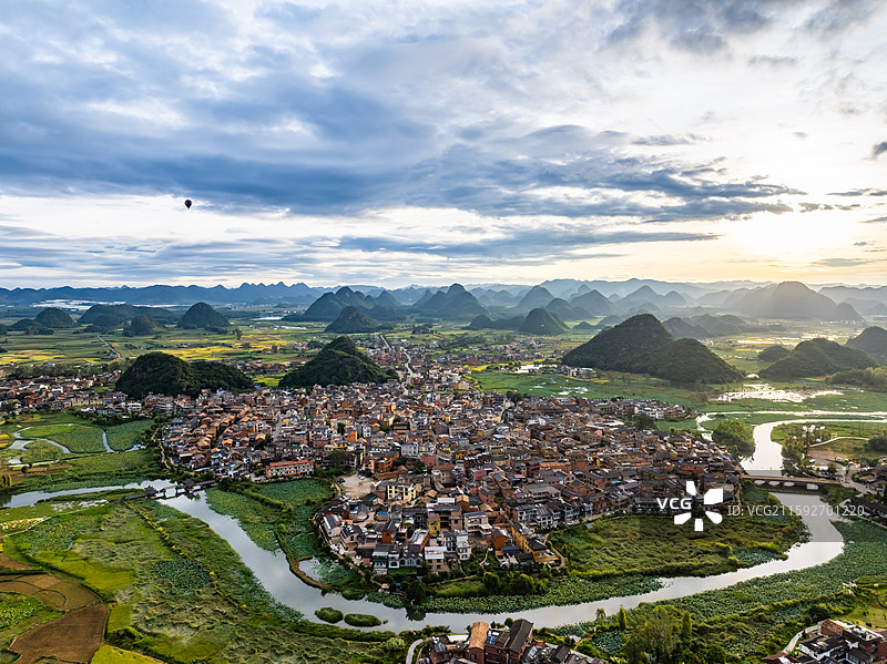 云南普者黑仙人洞喀斯特地貌航拍图片素材