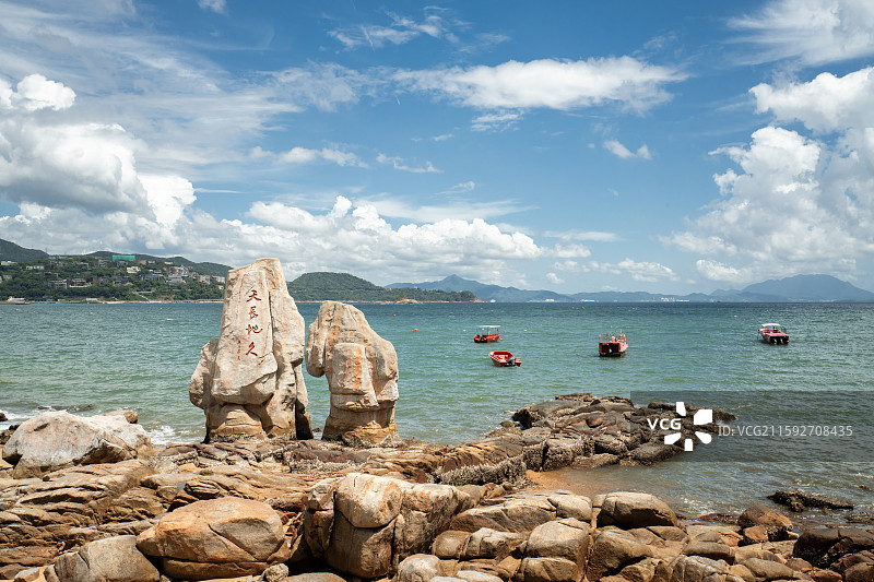 中国广东深圳盐田大梅沙海滨公园，“天长地久”礁石图片素材