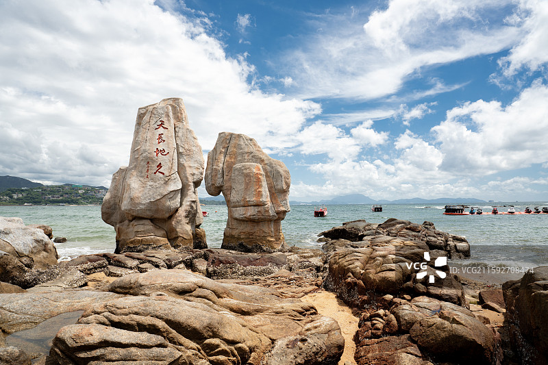 中国广东深圳盐田大梅沙海滨公园，“天长地久”礁石图片素材