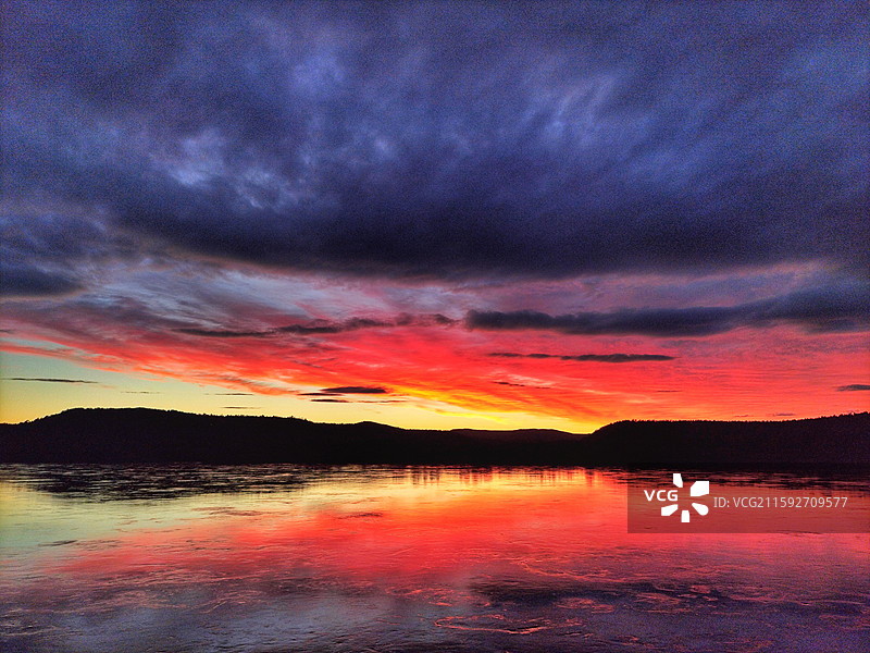 黑龙江省大兴安岭漠河市G331洛古河村黑龙江边的晚霞图片素材