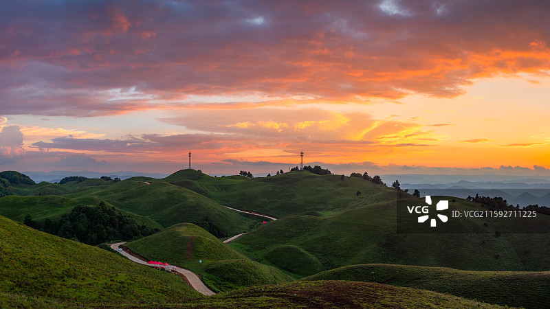 航拍昆明寻甸夏天的高山草甸图片素材