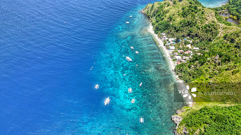 菲律宾apo岛近岸海滩和螃蟹船图片素材
