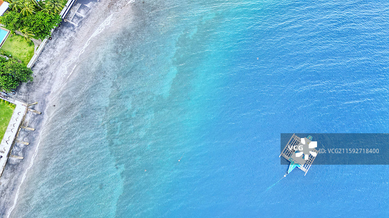 菲律宾apo岛近岸海滩和螃蟹船图片素材