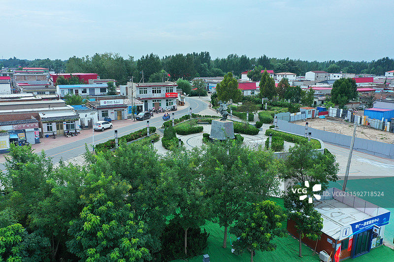 秋高气爽渐生凉，荷萎芦黄染浅霜  万里云霞征雁影，千重苇浪起鸥行  桃源秘境藏仙境，生态明珠映碧光图片素材