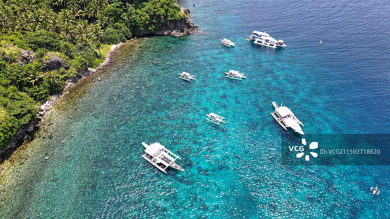 菲律宾apo岛近岸海滩和螃蟹船图片素材