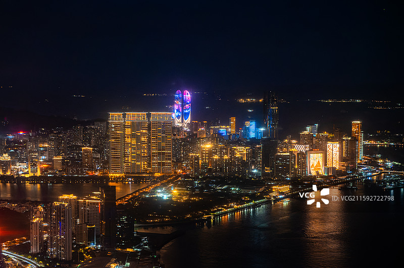 飞机航拍厦门夜景双子塔高崎机场落地城市高楼灯火与水岸倒影紫蓝灯光夜景航拍图片素材