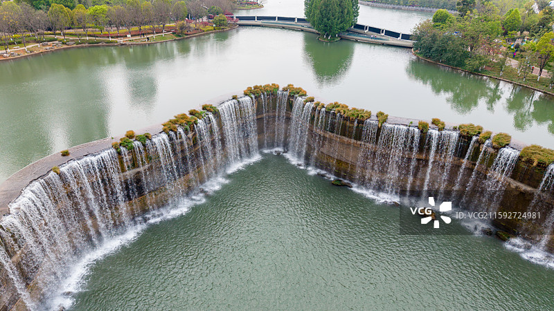 云南省昆明市，昆明瀑布公园，阶梯分布的湖面上垂下一条倒V字形的瀑布，十分壮观图片素材