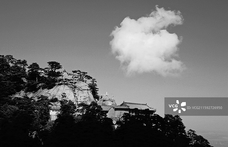 华山西峰-海拔2082.6米，是华山最秀丽险峻的山峰，是《宝莲灯》中沉香劈山救母的传说发生地。图片素材