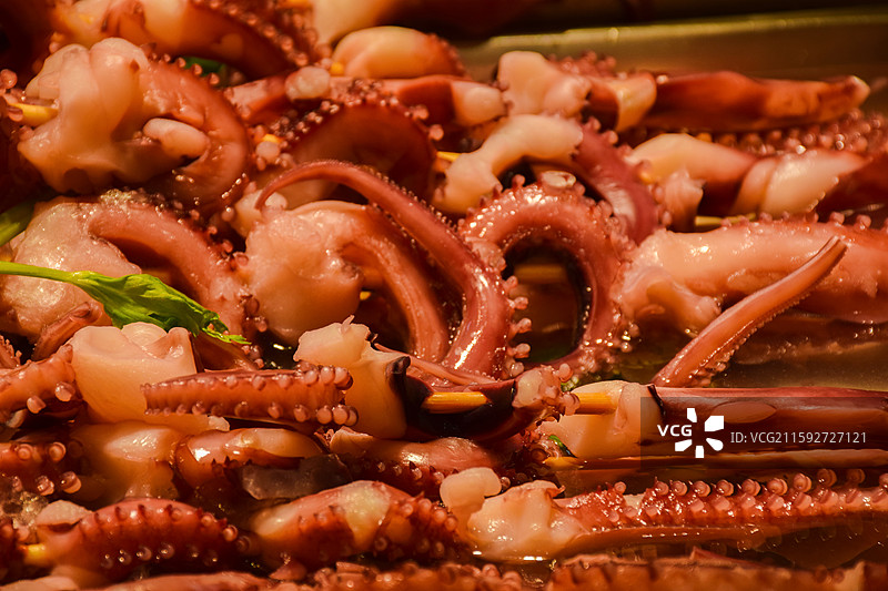 夜市街头小吃烤鱿鱼串图片素材