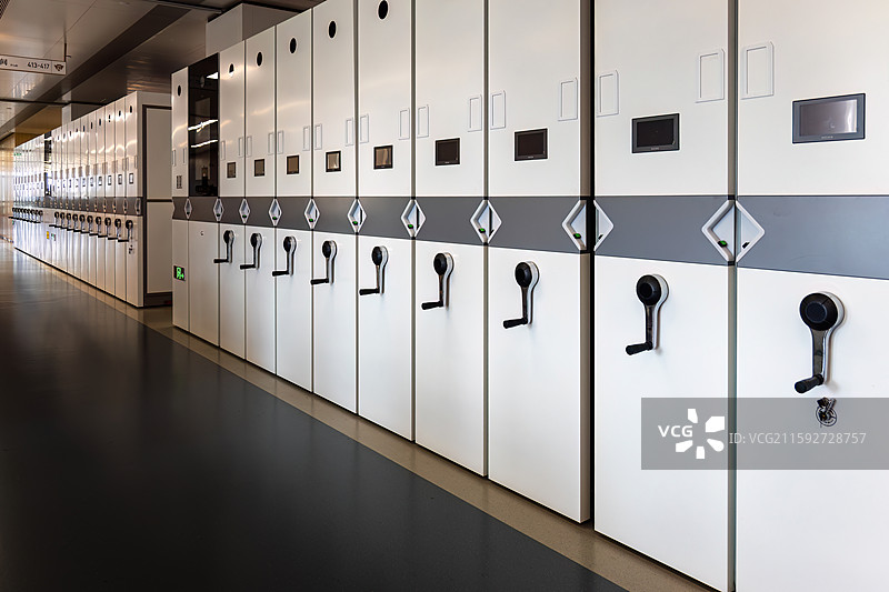 杭州浙江大学紫金港校区图书馆内景：白色密集书架图片素材