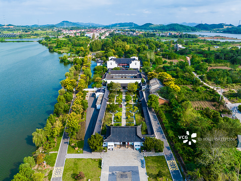 航拍湖北省黄冈市蕲春县蕲州镇雨湖畔李时珍纪念馆图片素材