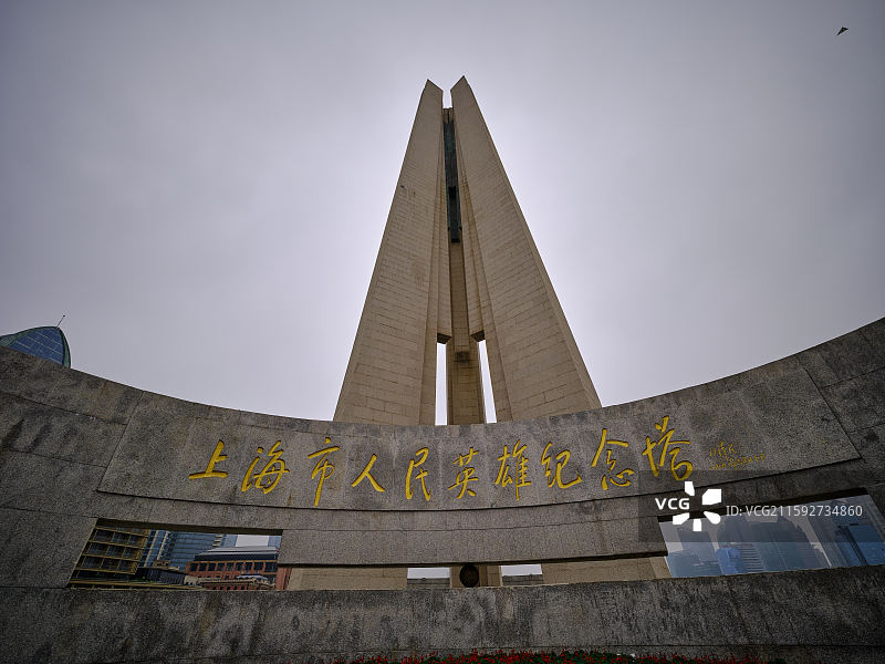 上海外滩风景-和平饭店和人民英雄纪念碑图片素材
