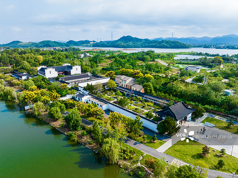 航拍湖北省黄冈市蕲春县蕲州镇雨湖畔李时珍纪念馆图片素材