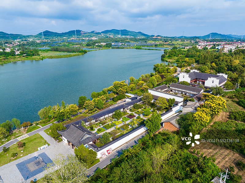 航拍湖北省黄冈市蕲春县蕲州镇雨湖畔李时珍纪念馆图片素材