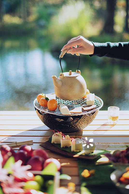 秋天露营围炉煮茶闺蜜聚会下午茶图片素材