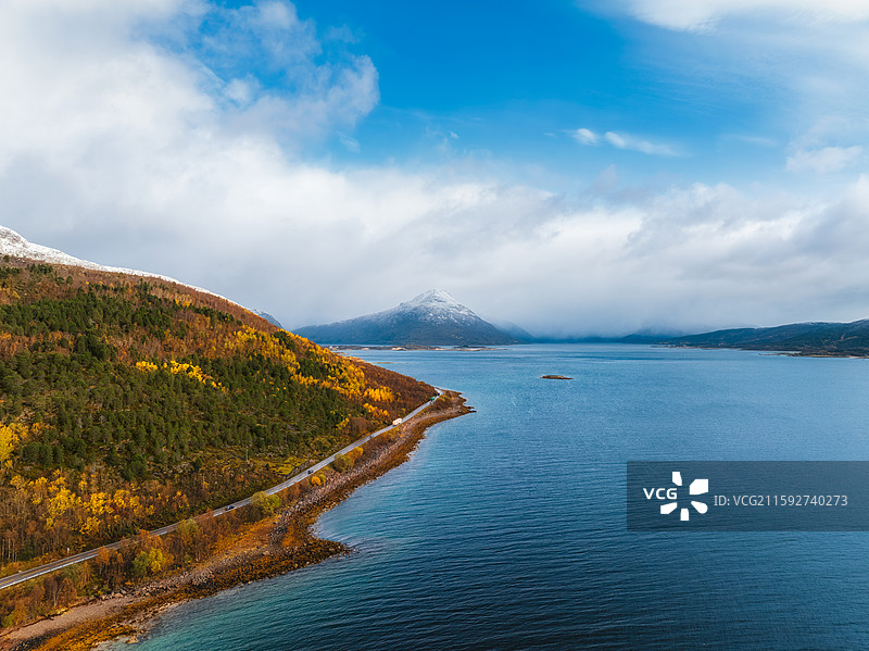 北欧，北挪威Norway，诺尔兰郡Nordland，勒丁恩Lødingen，雪山，冰川，秋景，航拍图片素材