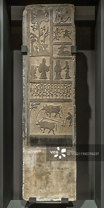 陕西省西安碑林博物馆官庄四号墓墓室立柱画像石东汉永初元年107年1971年出土于米脂县官庄四号墓图片素材