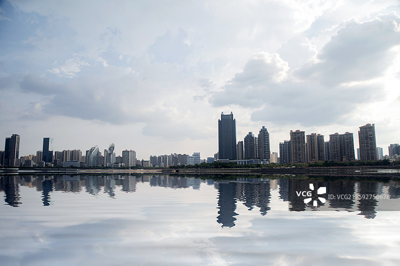 湛江金沙湾白昼晴天的城市风光图片素材