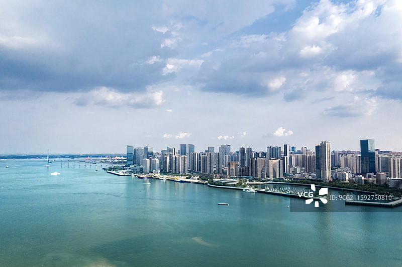 航拍视角下的城市天际线湛江金沙湾图片素材
