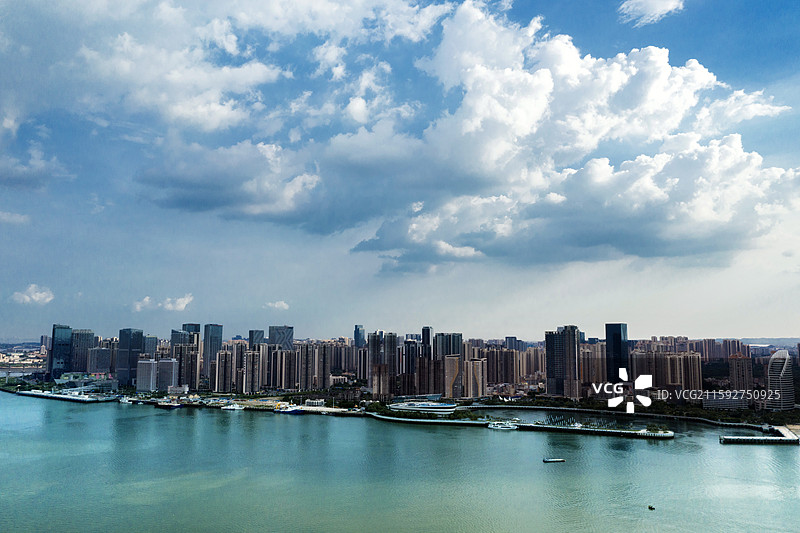 蓝天白云下的城市风光湛江金沙湾图片素材
