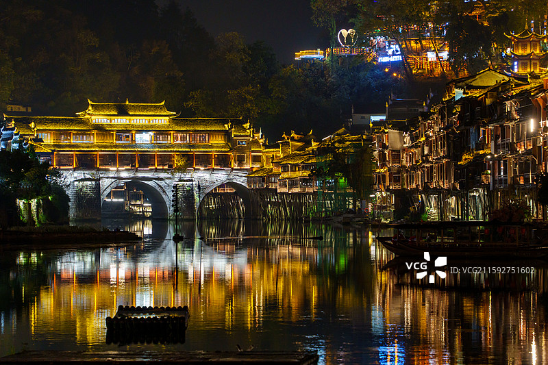 夜色下的湖南湘西凤凰古城虹桥风雨桥夜景和沱江畔古建筑风光图片素材