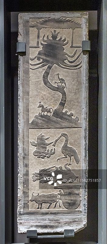 陕西省西安碑林博物馆东王公，瑞兽，牛车画像东汉25-220年绥德县出土图片素材