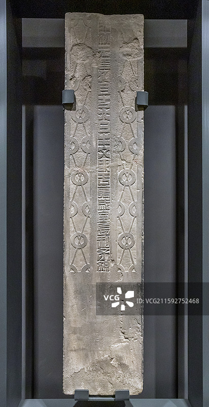 陕西省西安碑林博物馆官庄四号墓墓室立柱画像石东汉永初元年107年1971年出土于米脂县官庄四号墓图片素材