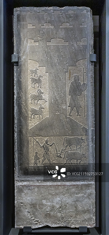 陕西省西安碑林博物馆斗拱牛耕画像东汉25-220年1962年绥德县出土图片素材