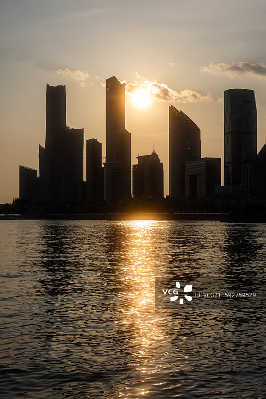 中国山东青岛浮山湾海岸线建筑群夕阳风光图片素材