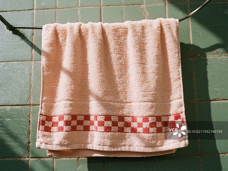 悬挂在墙上的粉色毛巾图片素材