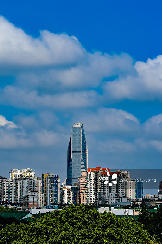 台风“米娜”远去，今朝城市天空……图片素材