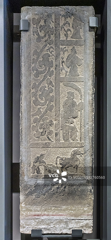 陕西省西安碑林博物馆门吏拾粪画像东汉25-220年1957年绥德县出土图片素材
