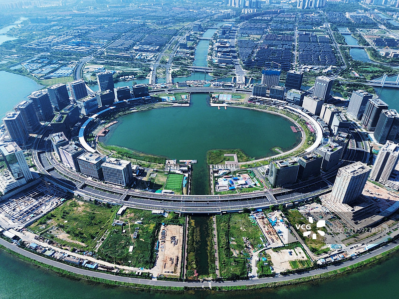 郑州北龙湖金融岛 夏季全景航拍：都市与湖泊的交融图片素材