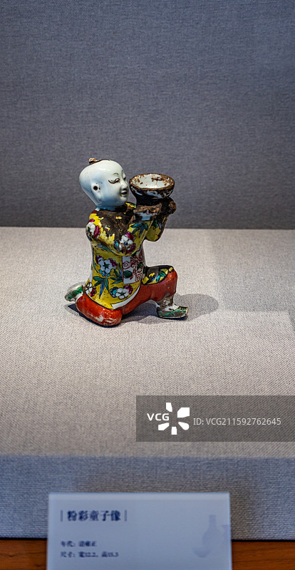 河北保定直隶总督署粉彩童子像瓷器图片素材