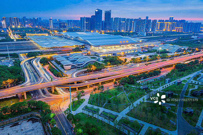 长沙南站蓝调夜景图片素材
