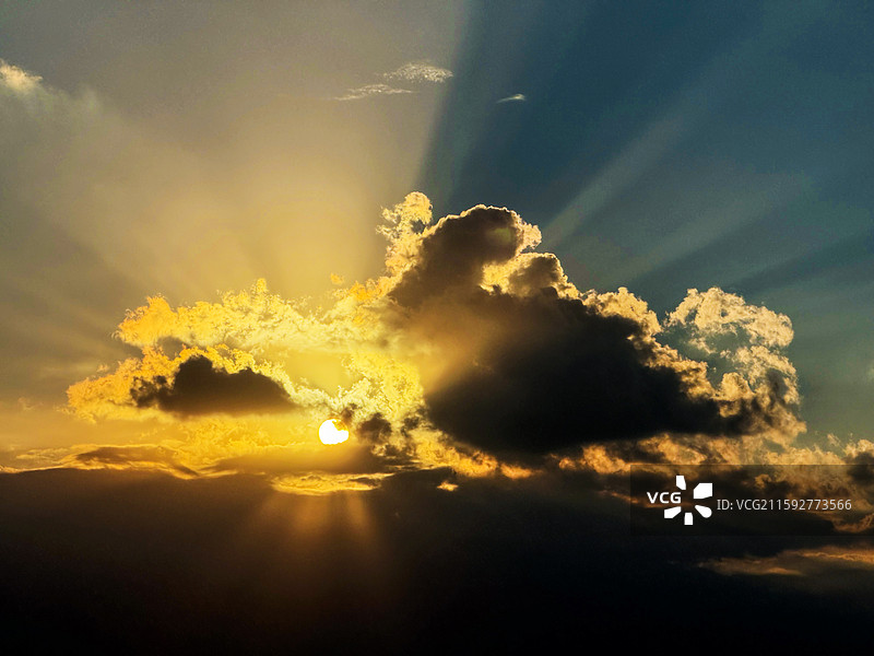 被云遮挡的夕阳图片素材