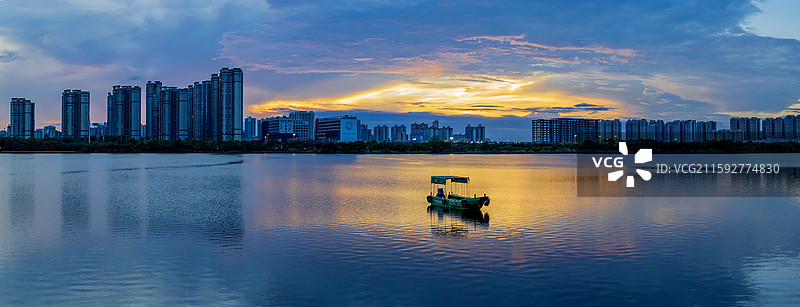 《暮色中的滨湖公园》图片素材