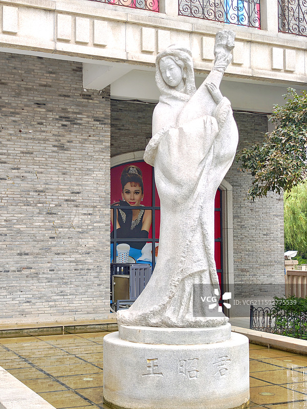 古今同框·武汉楚河汉街的王昭君与奥黛丽赫本图片素材