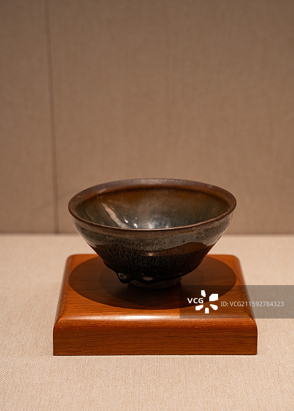 深圳博物馆展示的南宋时期文物建窑黑釉兔毫盏图片素材
