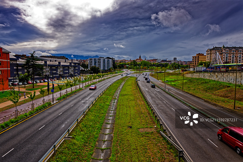 西班牙奥维多入城公路图片素材