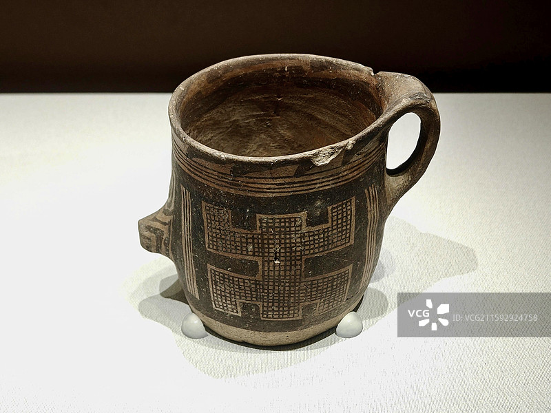 单耳单网格纹简形杯 马厂类型 甘肃省博物馆藏 1973年永昌县鸳鸯池出土 北京艺术博物馆展览图片素材