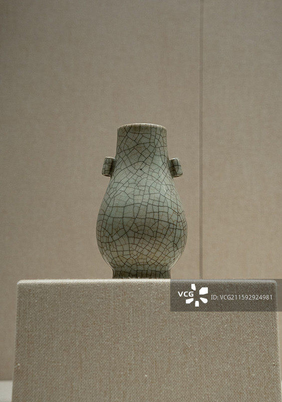 深圳博物馆展示的清代文物哥釉贯耳穿带瓶图片素材