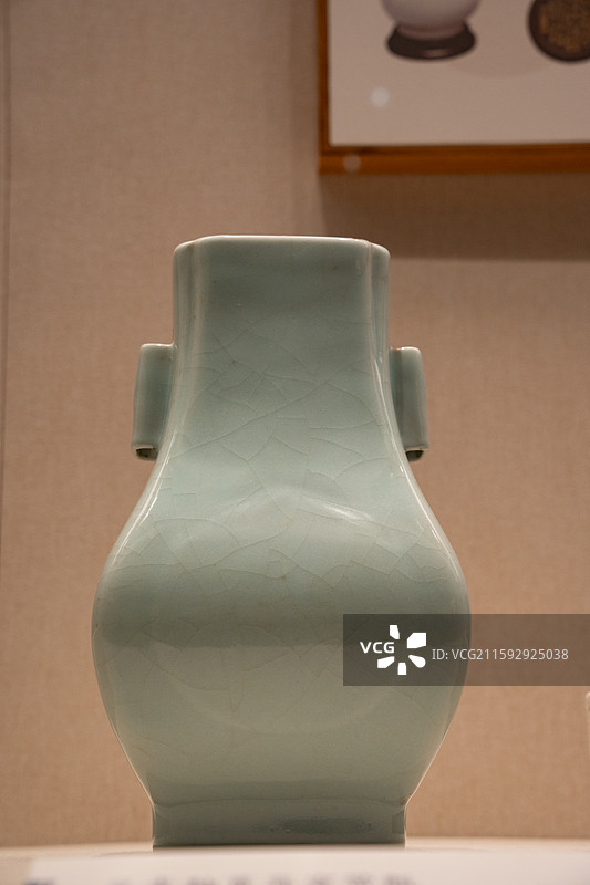 深圳博物馆展示的清代光绪年间文物豆青釉贯耳穿带瓶图片素材