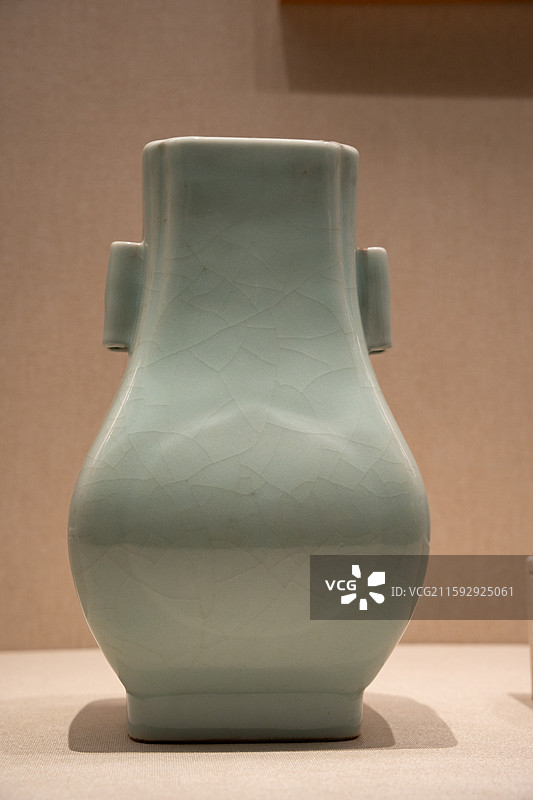 深圳博物馆展示的清代光绪年间文物豆青釉贯耳穿带瓶图片素材