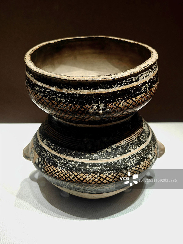 网格纹束腰彩陶罐 马家窑类型 时 甘肃省博物馆藏 1958年永登县杜家台出土图片素材