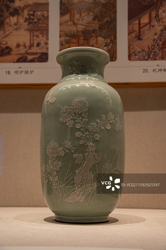深圳博物馆展示的清代乾隆年间文物粉青釉堆粉折枝菊花纹瓶图片素材